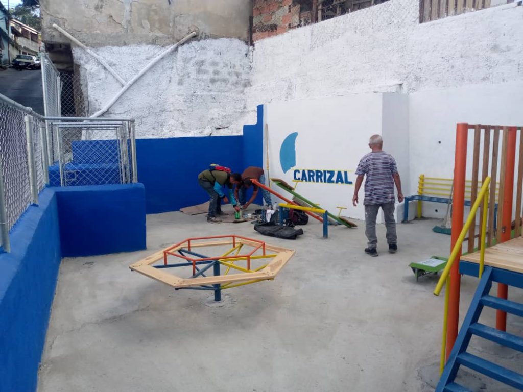 Casi listo parque infantil en José Manuel Álvarez