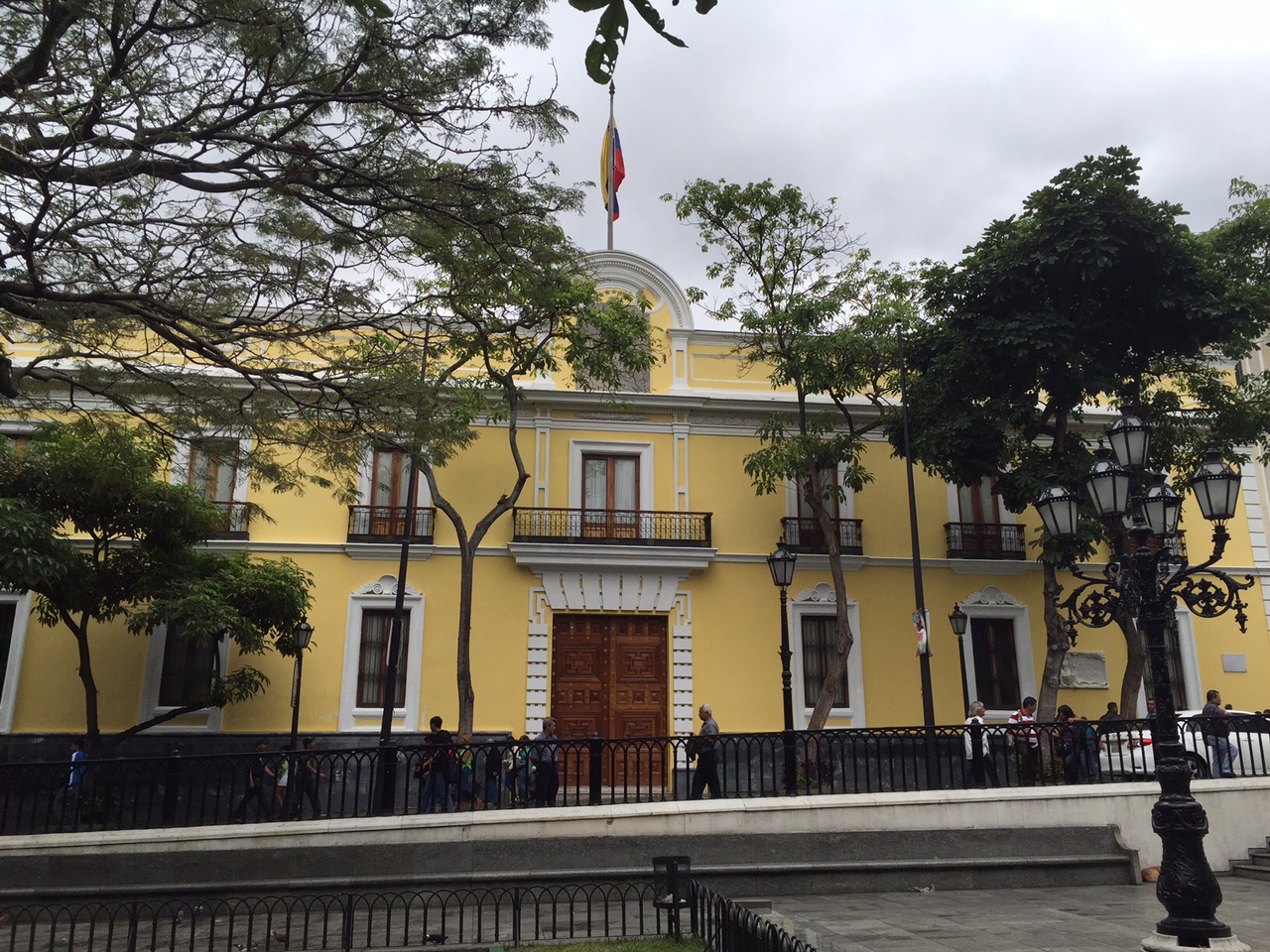 Nuevas restricciones en tres embajadas en Venezuela