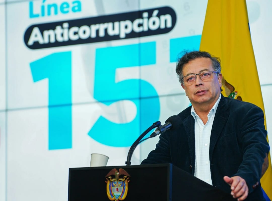 Petro rechaza vuelos con deportados colombianos