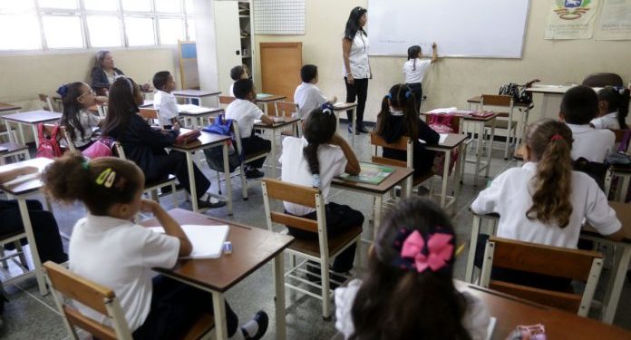 Docentes regresan a clases pero siguen en pie de lucha