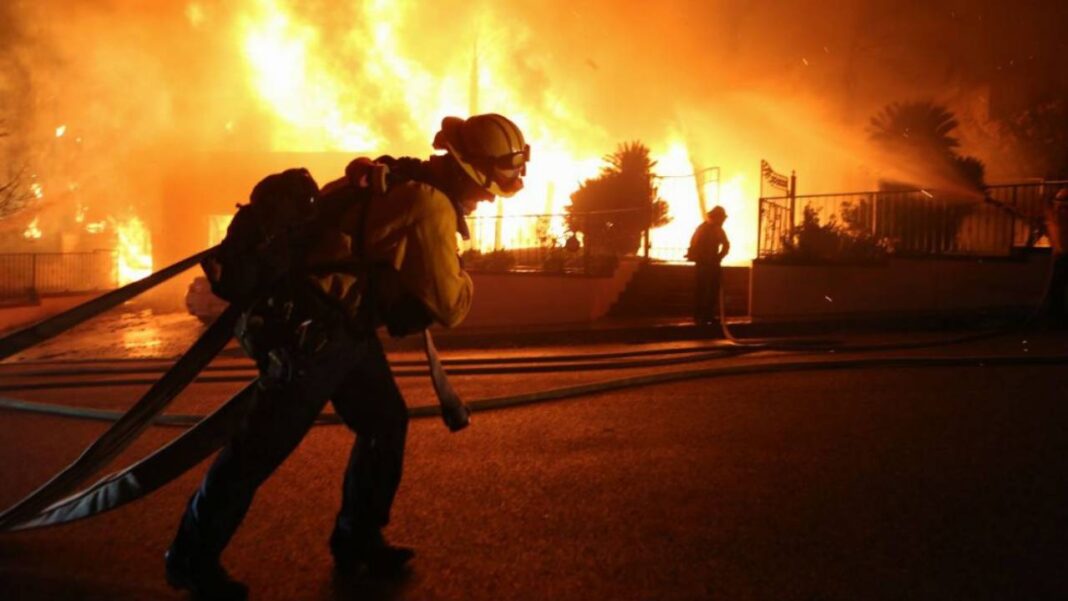 Cinco fallecidos tras devastadores incendios en Los Ángeles