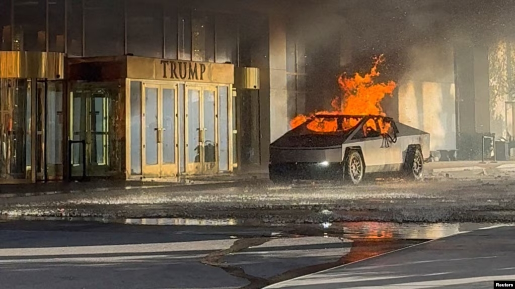 Tesla Cybertruck explota frente al Hotel Trump en Las Vegas