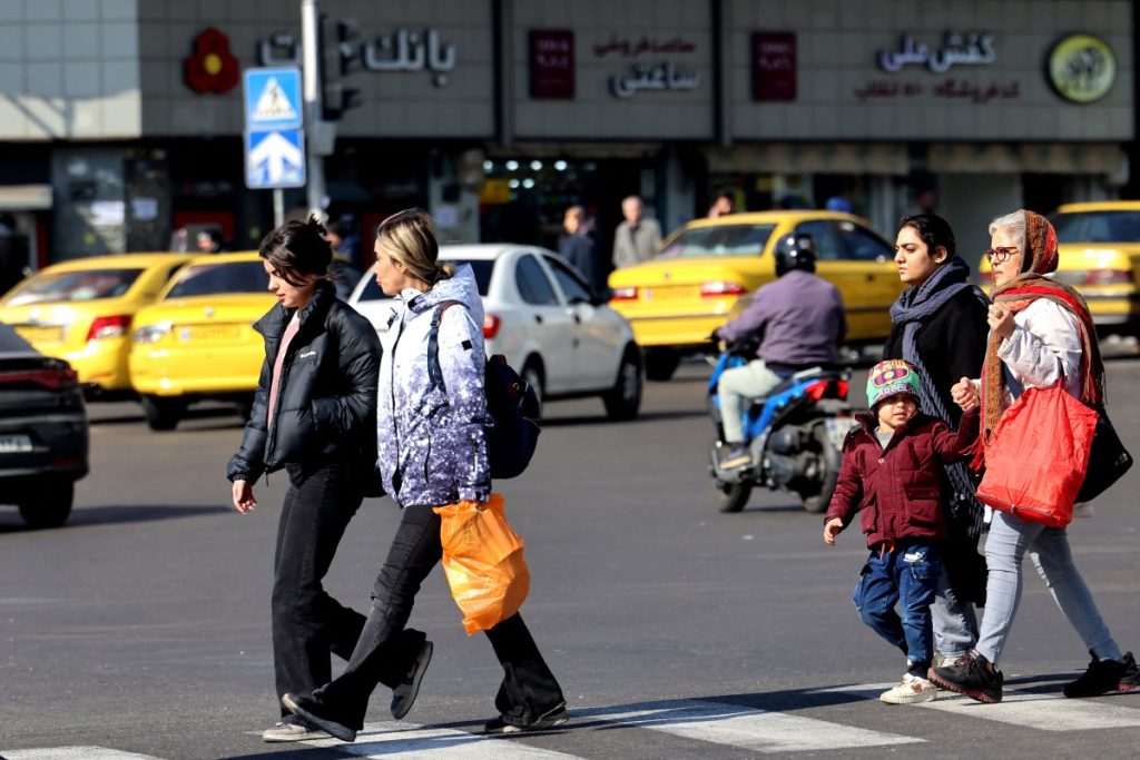 Gobierno de Irán no penalizará mujeres sin velo en las calles