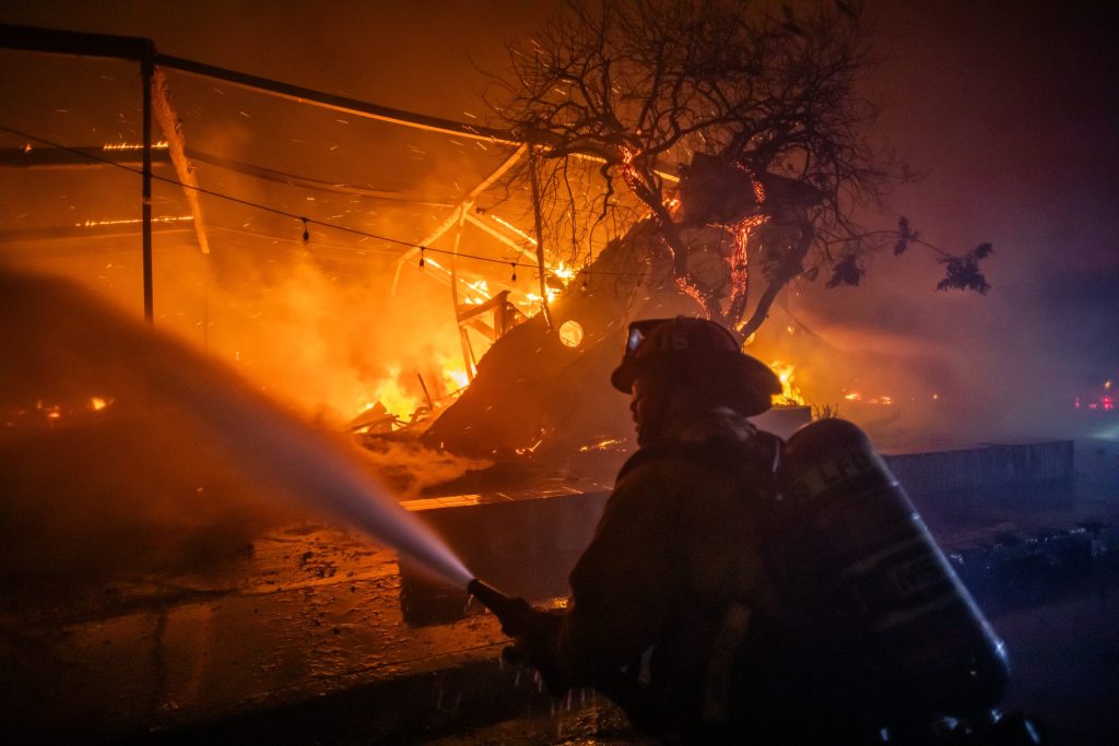 Los Ángeles bajo orden de evacuación por incendio forestal