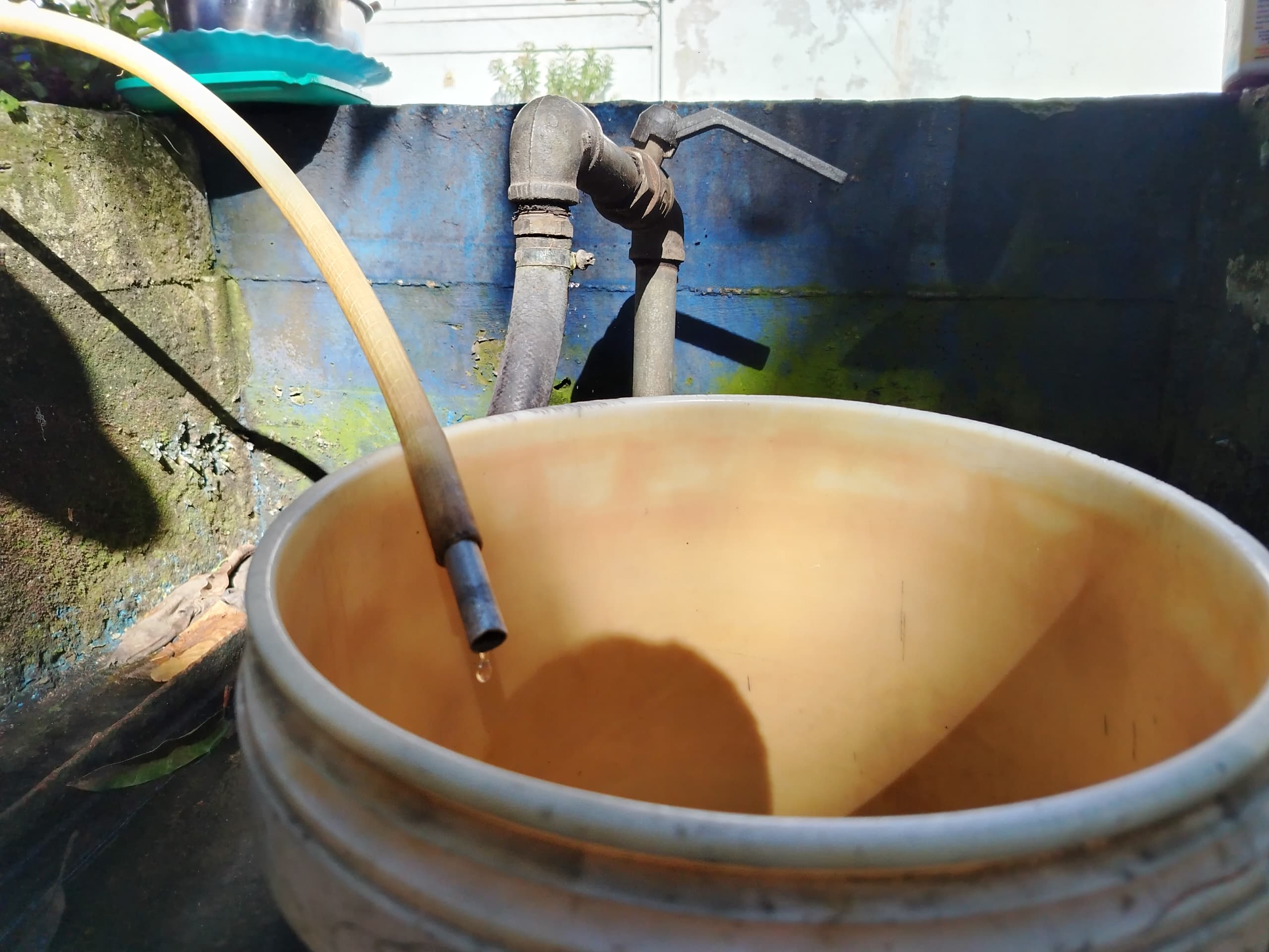 Esperan por distribución de agua en La Mascota