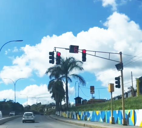 Activan semáforo en Los Castores