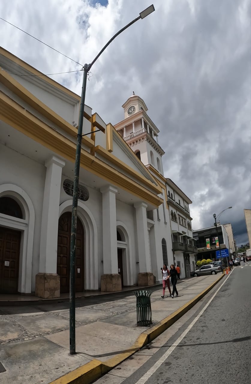 A los maestros solo les queda rezar por sueldos dignos