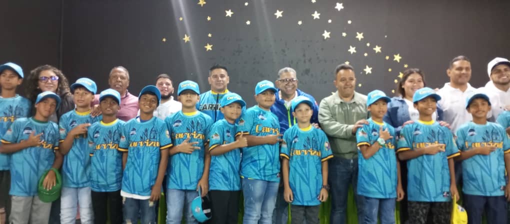 Dotan de uniformes a equipos de béisbol menor en Carrizal