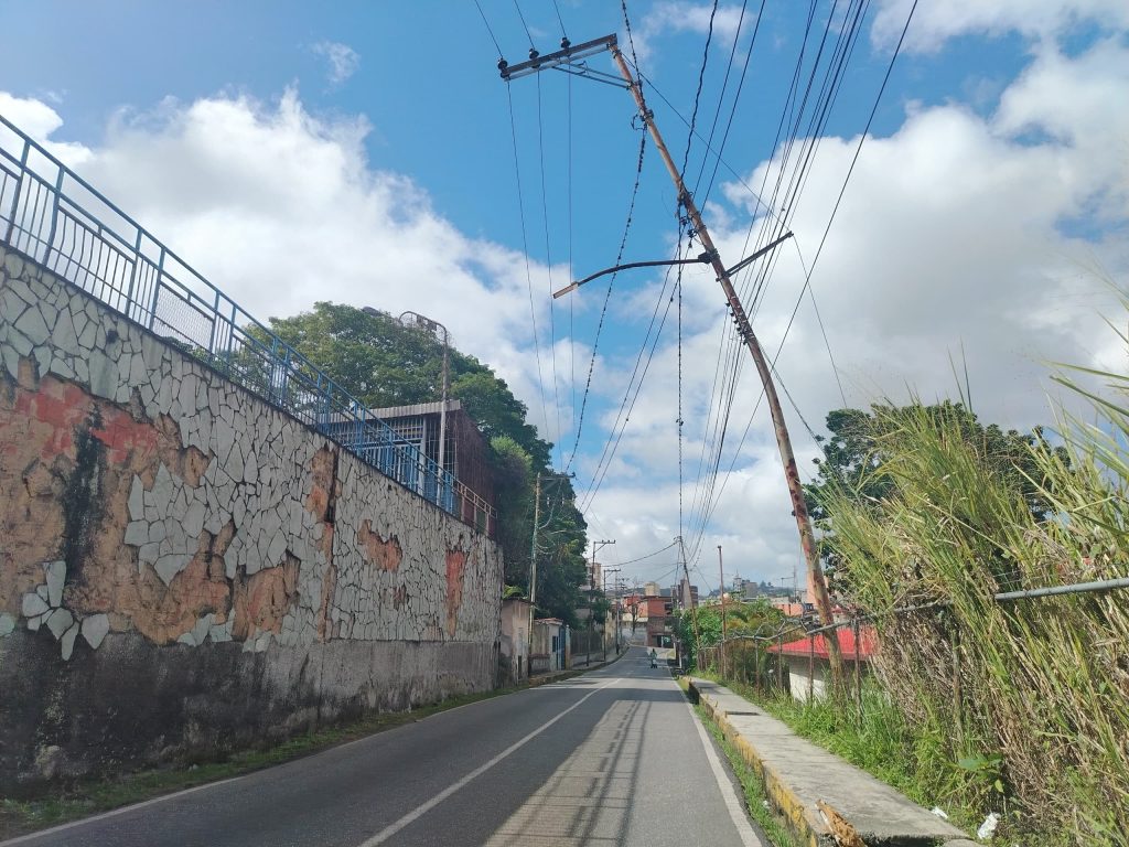 Al menos 20 postes a punto de caer en Los Teques