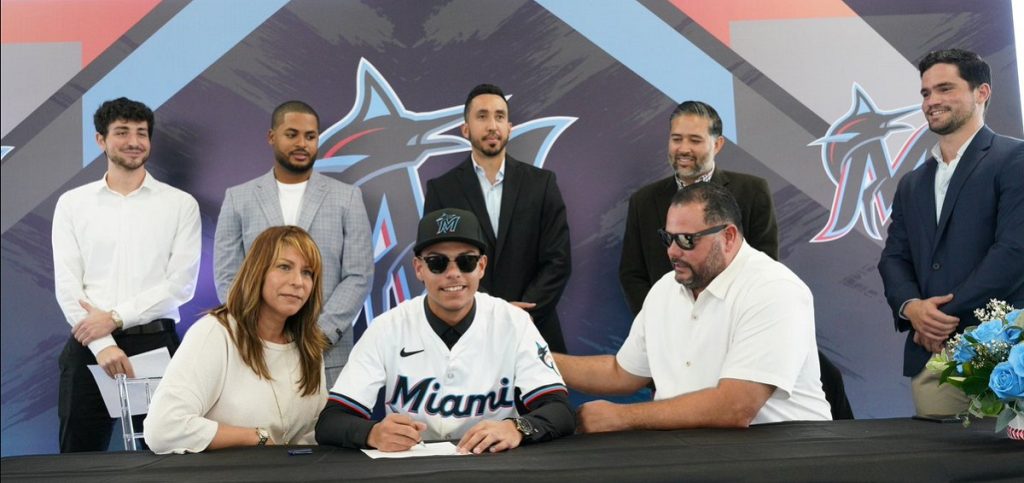 Andrew Salas firma con los Marlins de Miami a sus 16 años