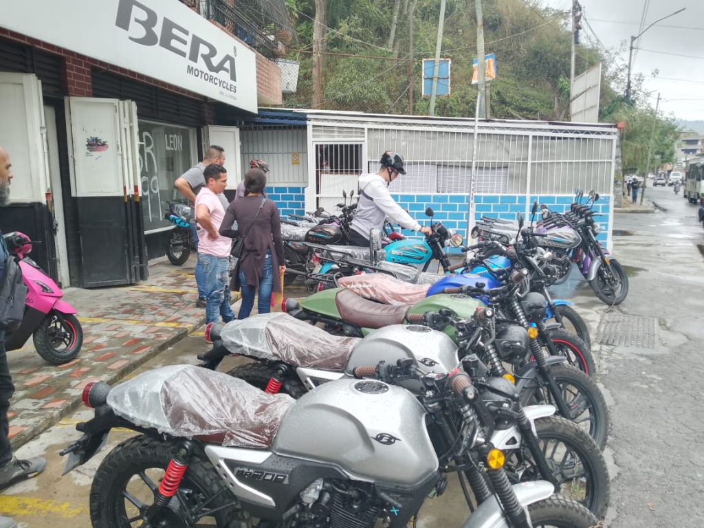 Tienda de motos con inventario para atender demanda