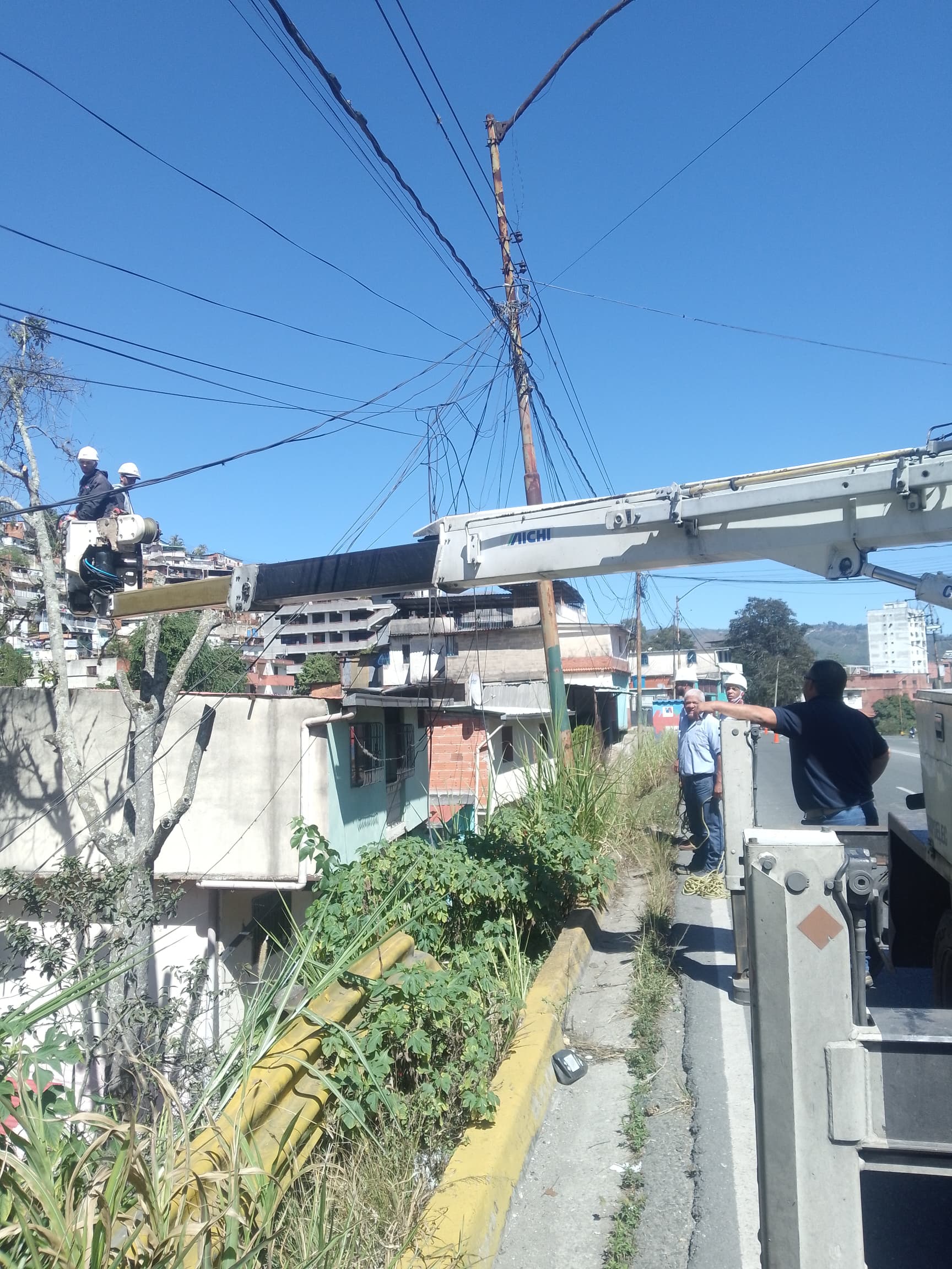 Corpoelec realizó poda preventiva en El Cacique