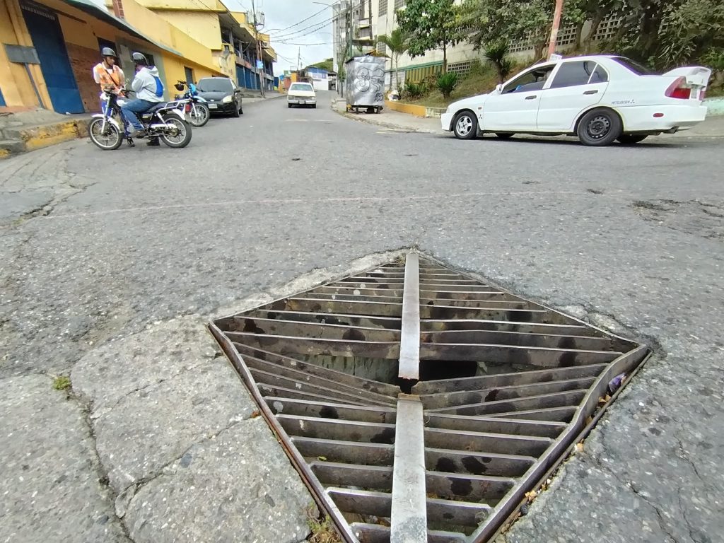 Piden reemplazar rejillas de alcantarillado en Los Teques