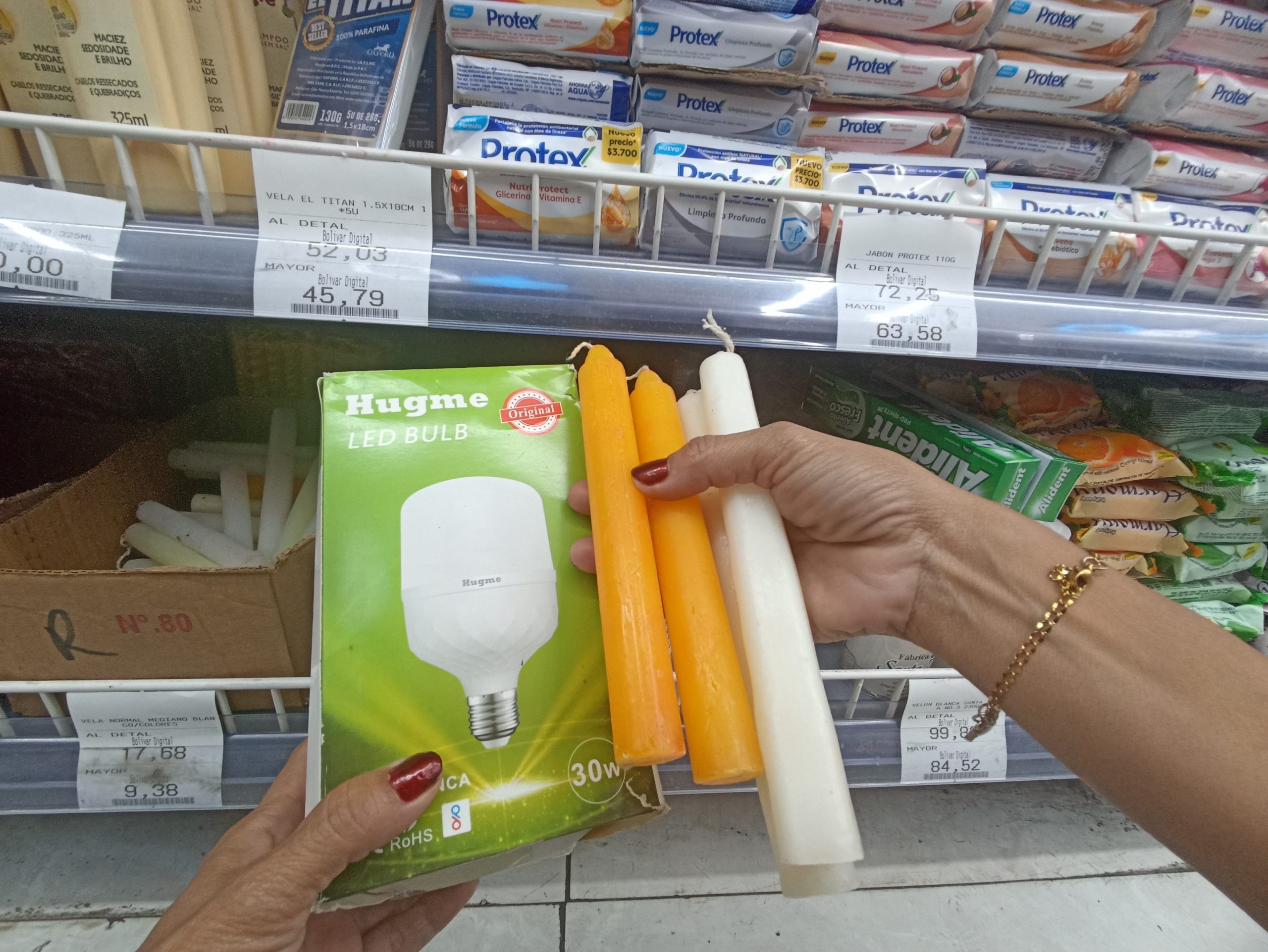 “Incertidumbre” impulsó venta de velas y bombillos