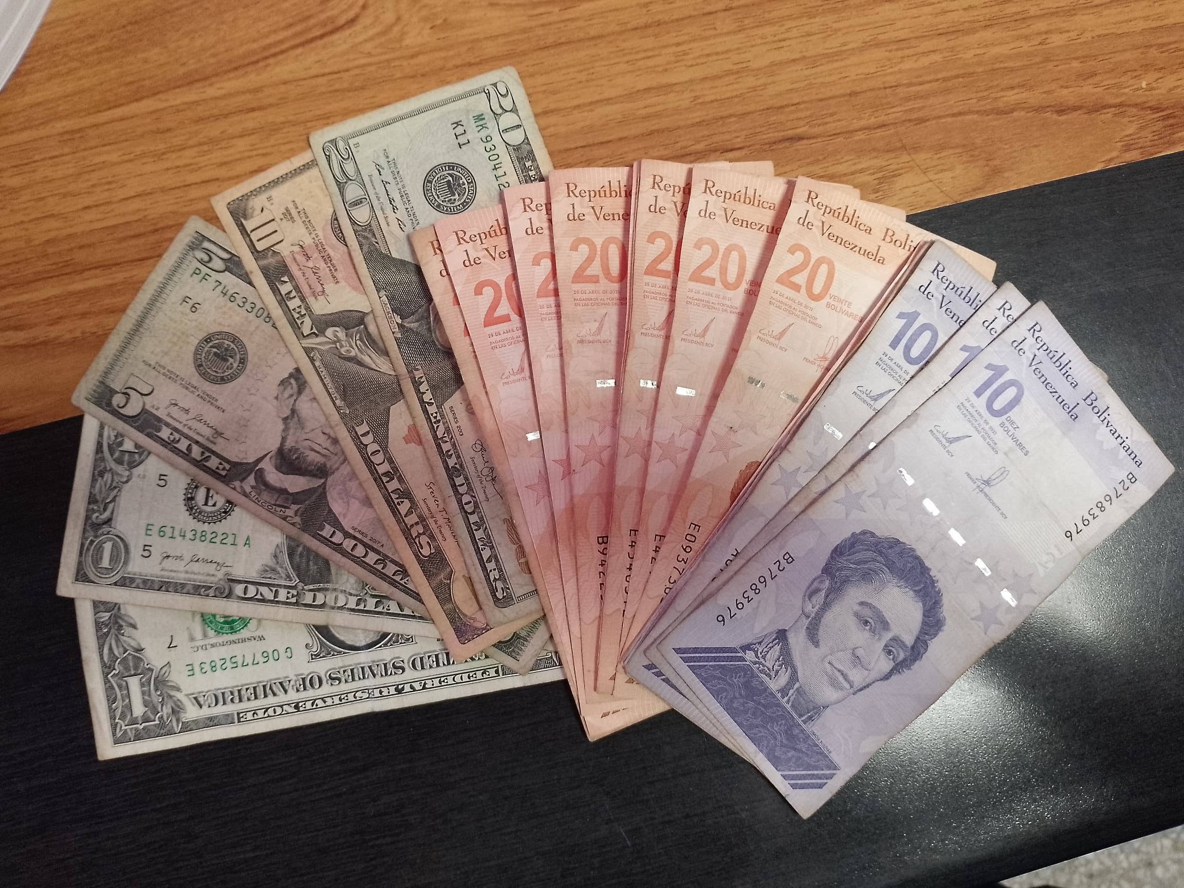 Consumidores ajustan presupuesto ante la subida del dólar