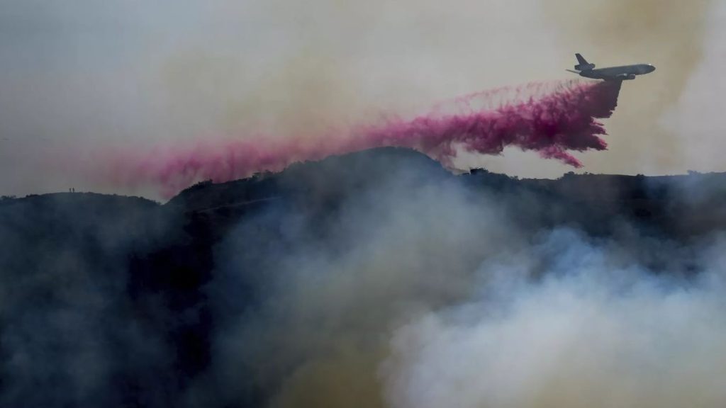 Biden ordenó despliegue aéreo para combatir incendios en Los Ángeles