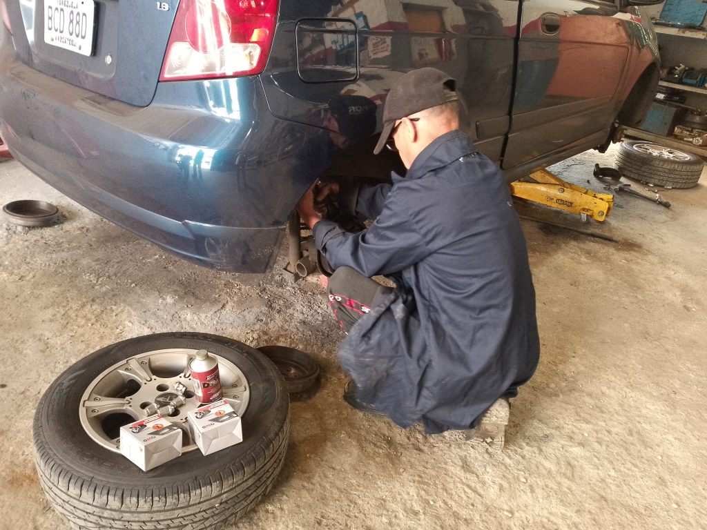 Colocar bandas de frenos para un vehículo tiene un valor de $ 25