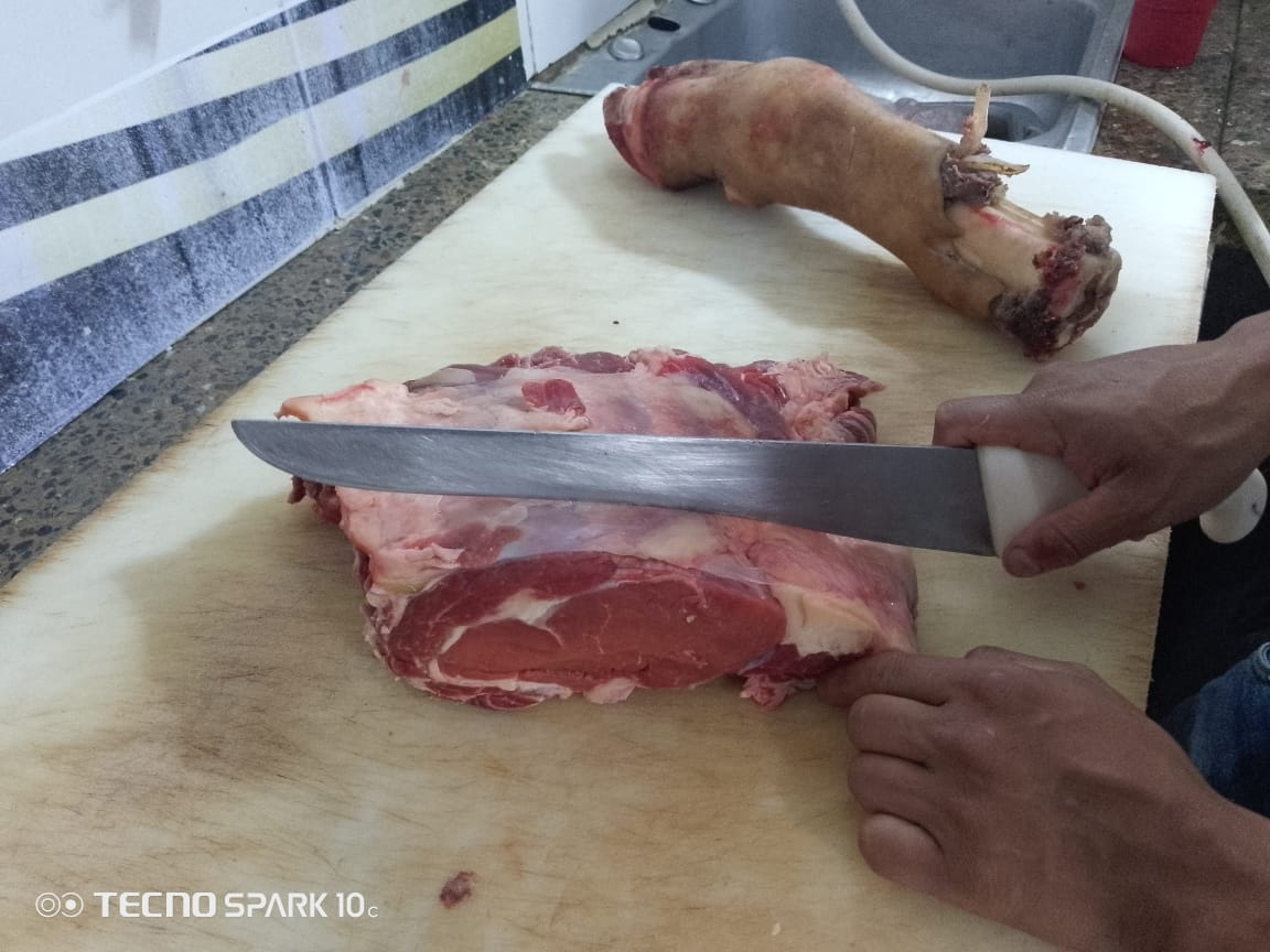 Carnicería empaca carne para perros y gatos