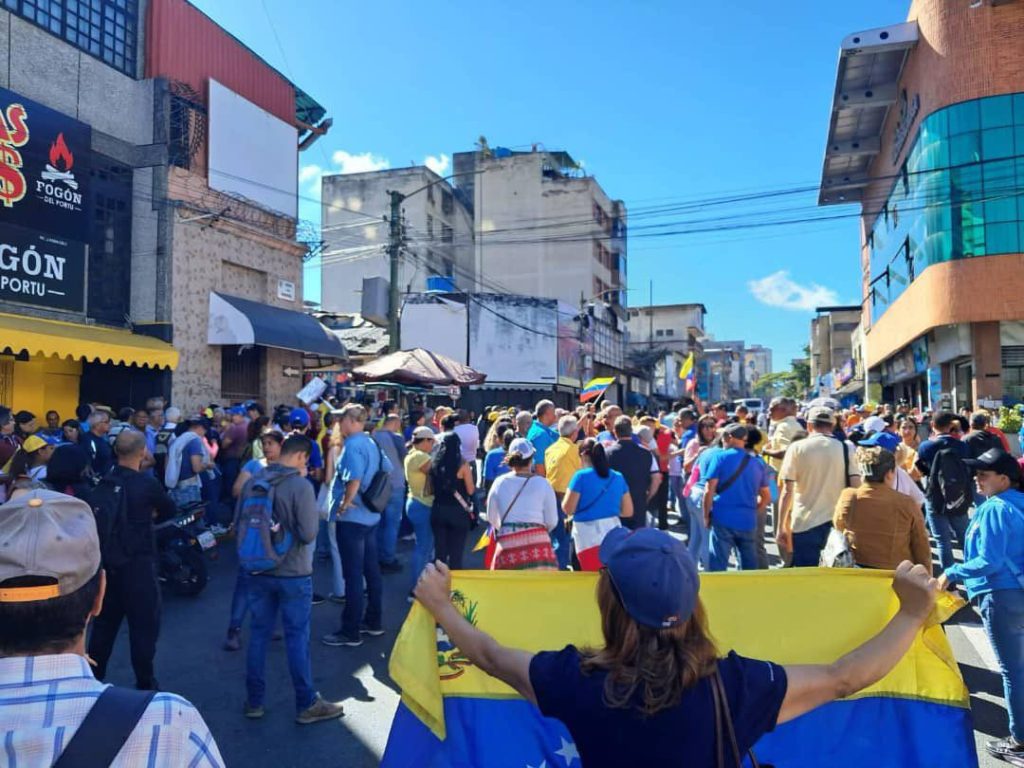 Opositores protestan en Los Teques