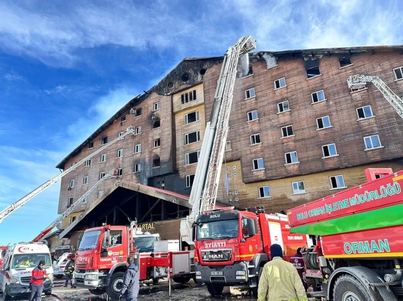 Sube a 80 la cifra de muertos por incendio en hotel de Turquía