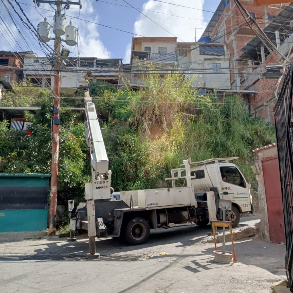 Avanzan los trabajos de reconexión de luminarias en Carrizal