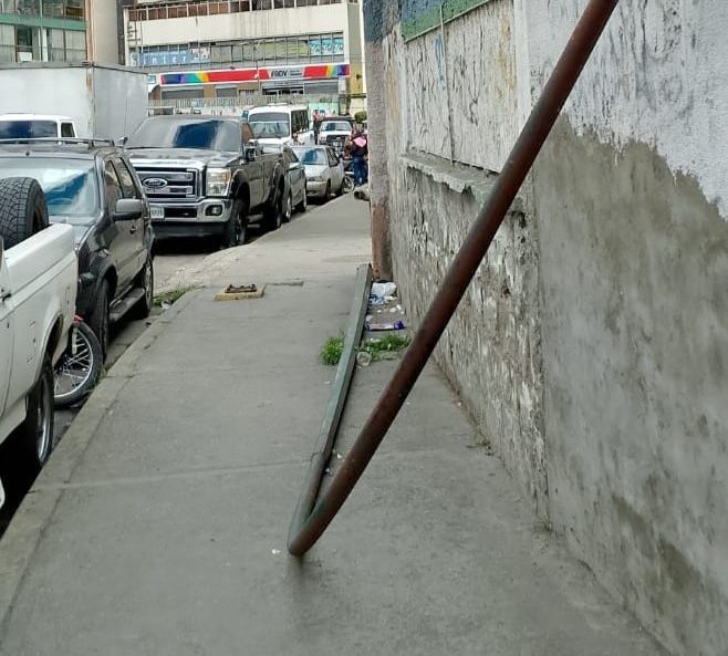 Poste lleva un año arrumado en la Francisco de Miranda