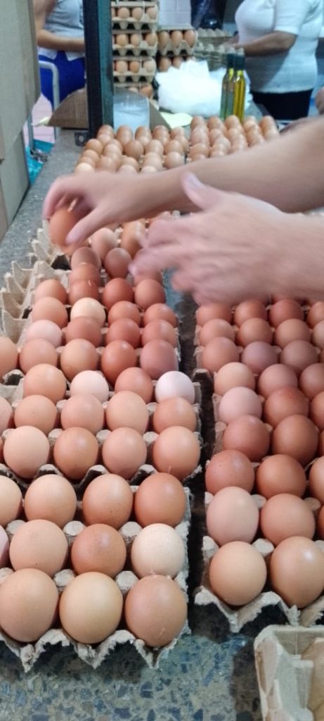 Consumidores están “pilas” con cartones de huevos