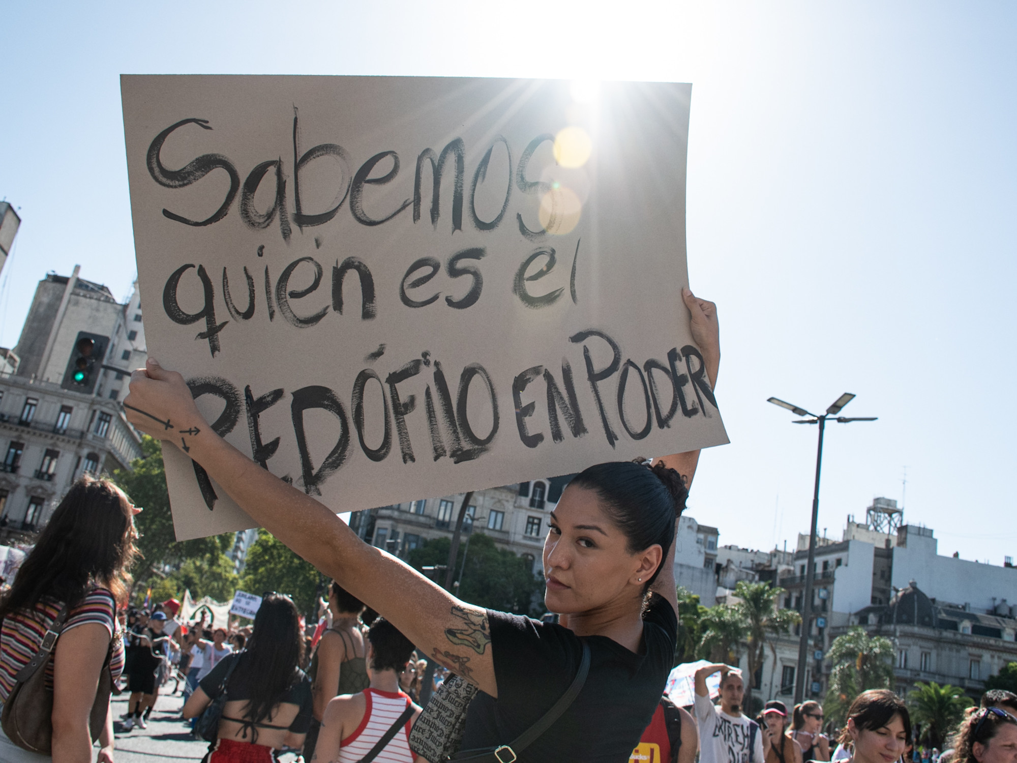 Manifiestan contra polémicas declaraciones de Milei sobre LGBTQ