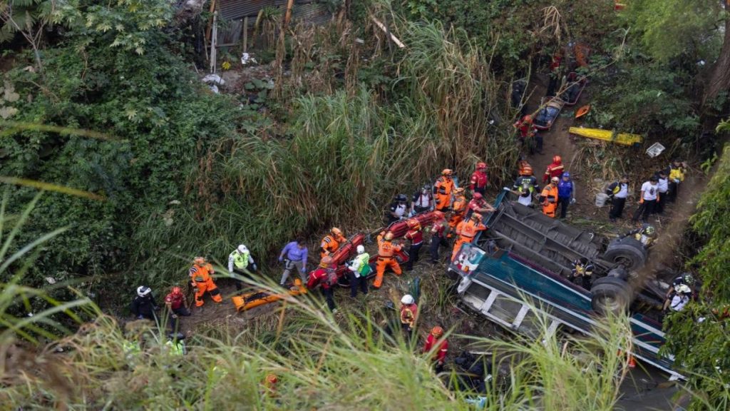 Al menos 31 muertos en accidente de autobús en Guatemala