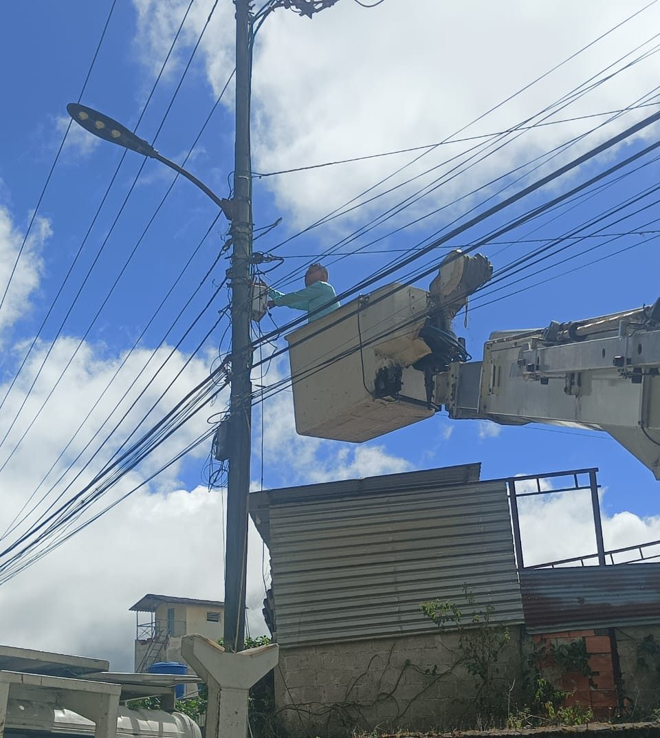 Avanza programa de reconexión en comunidades de Carrizal