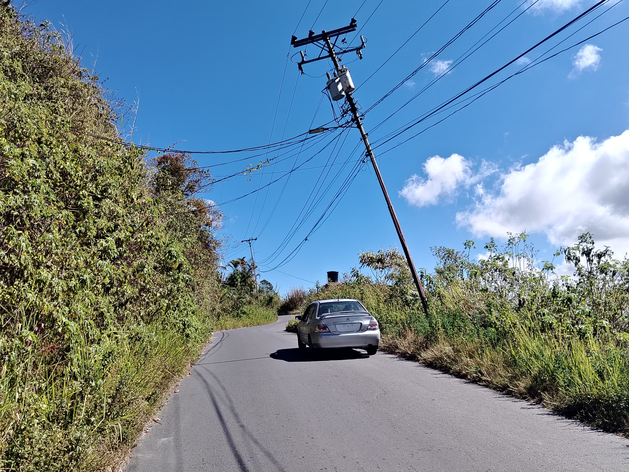 Poste a punto de caer en la Lagunetica