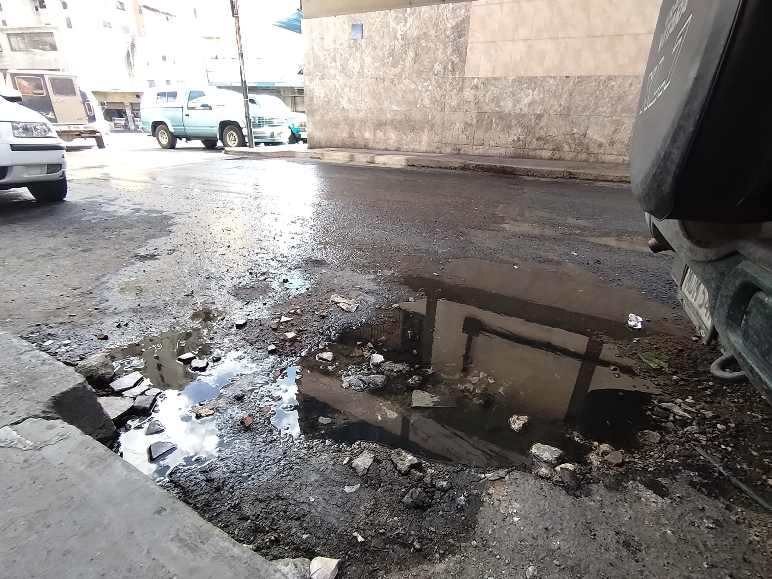 Aguas servidas corren por la Miquilén