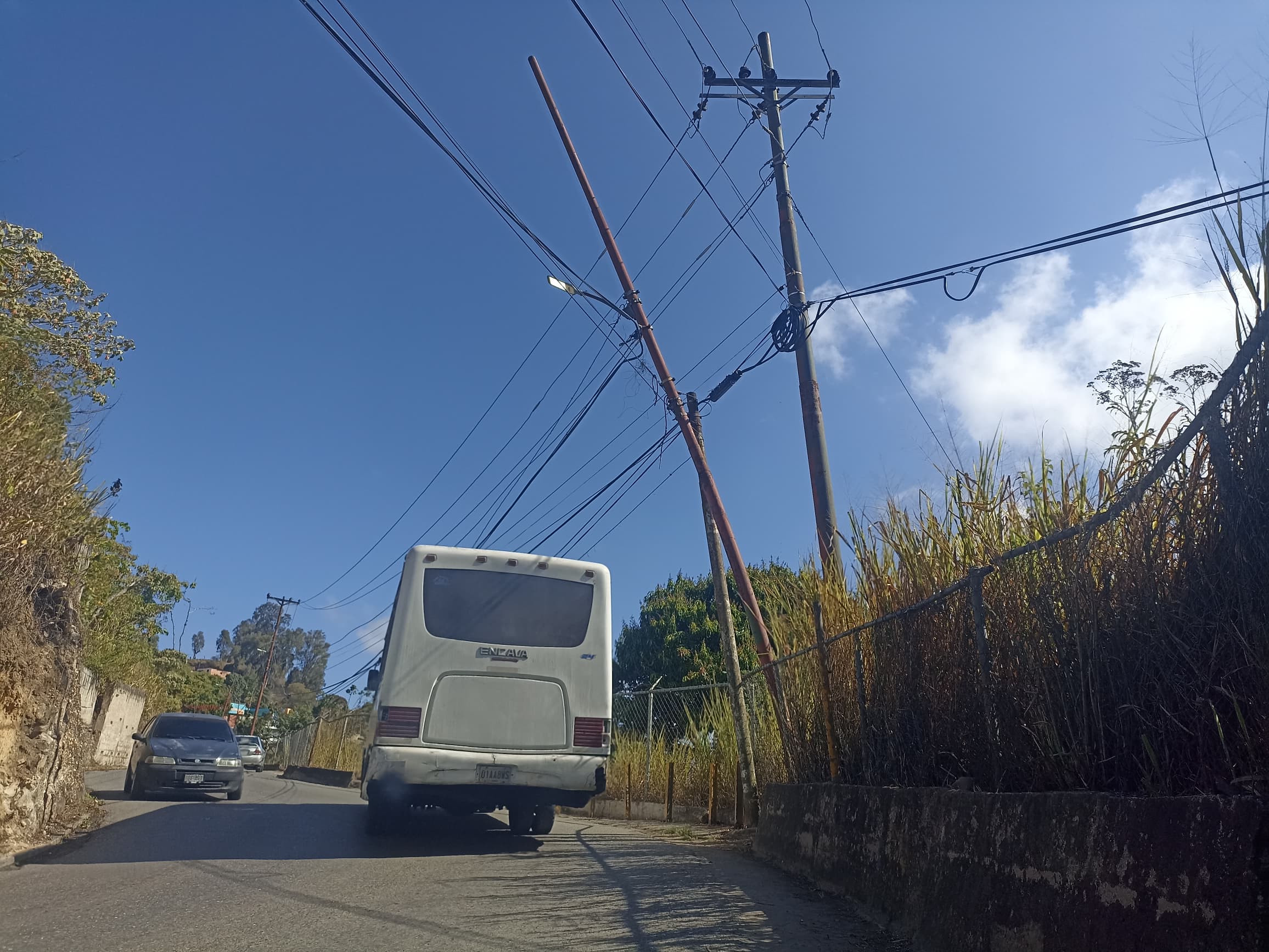 Dos postes a punto de caer vía a Montes Verdes