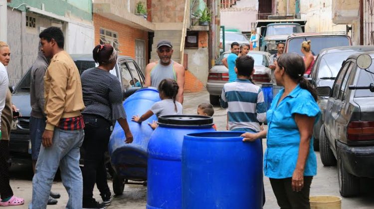 De brazos cruzados esperan el agua en comunidades de Carrizal