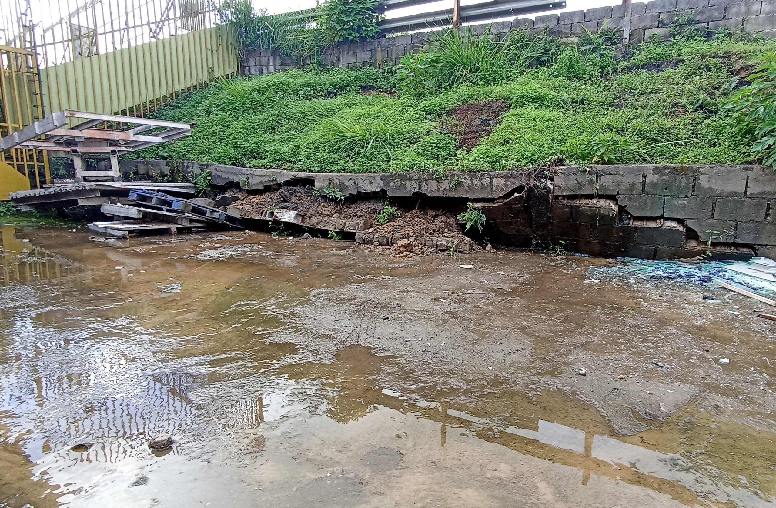 Potente presión del agua colapsa nuevamente el muro del Km 26
