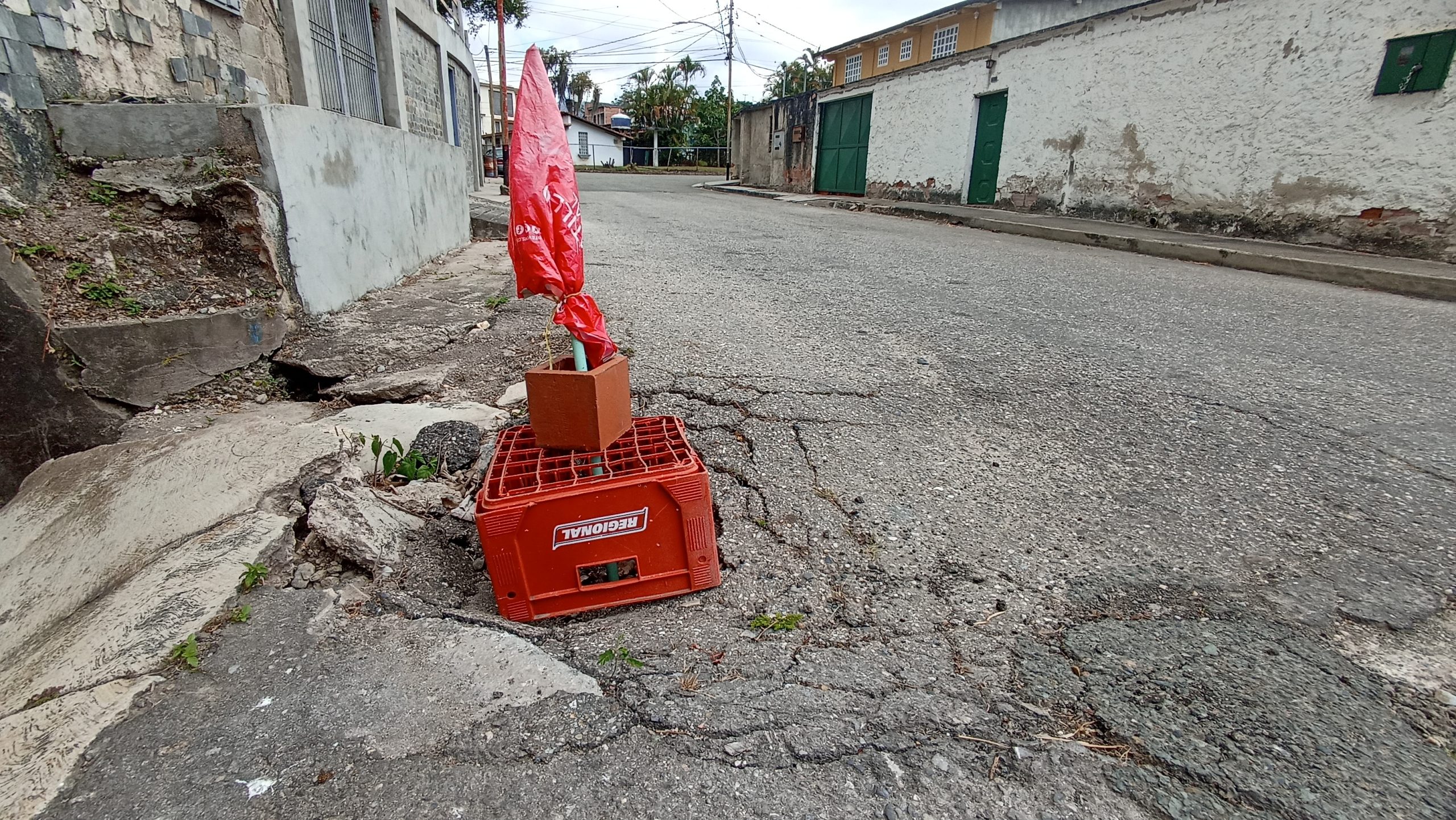 Con una gavera alertan sobre falla vial en Los Caneyes