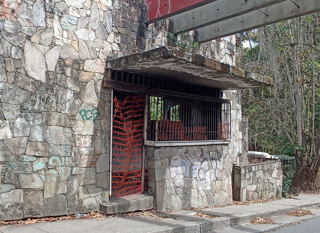 Invaden de nuevo la garita a la entrada de El Encanto