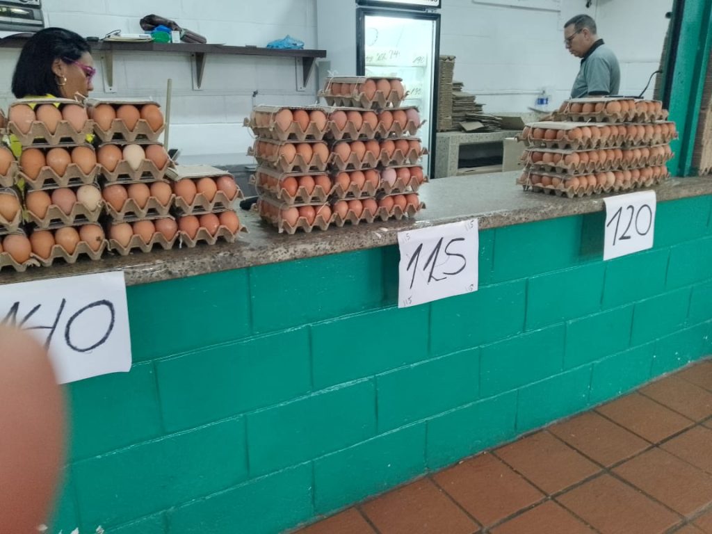 Precio del medio cartón de huevos sigue en “picada”