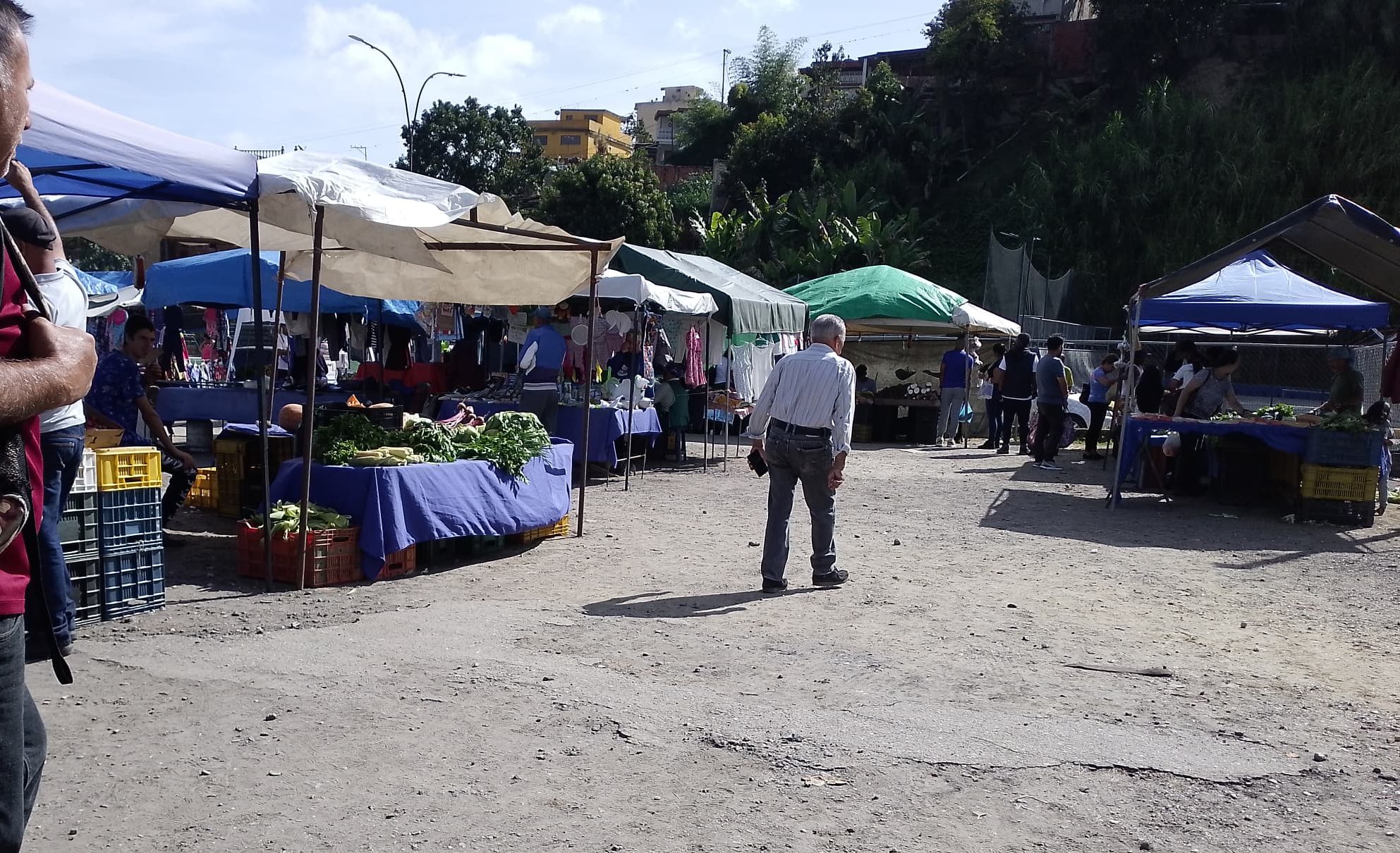Clientes del mercadito de la Miranda afectados con cierre de vía