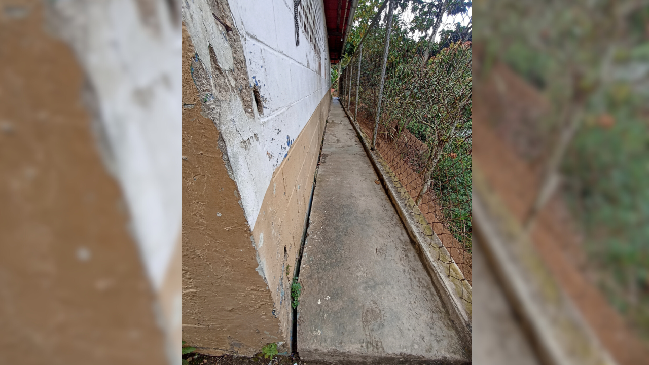 Movimiento de terreno amenaza con derrumbar escuela