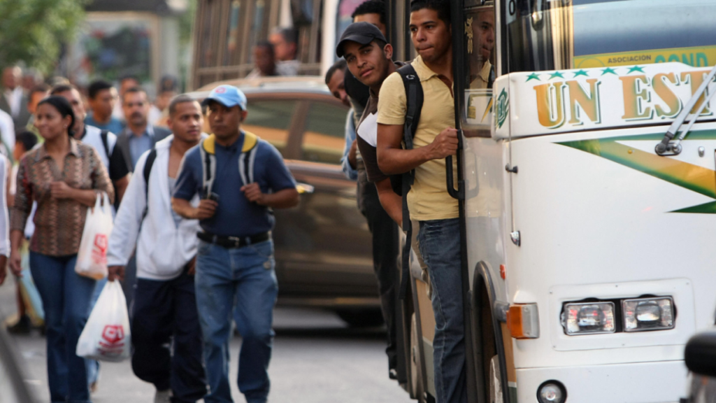 Transportistas piden elevar la tarifa urbana en Bs. 30