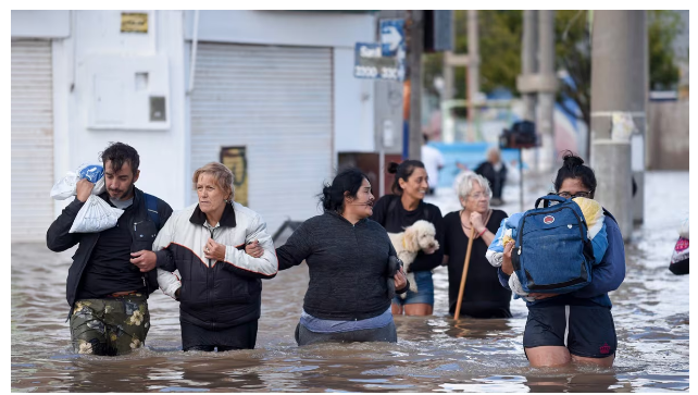 16 personas murieron en Argentina por inundación