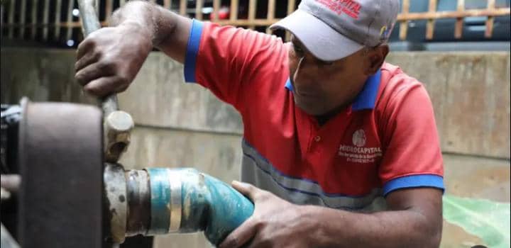 30 trabajadores reparan tubería en el Paseo de Los Burros