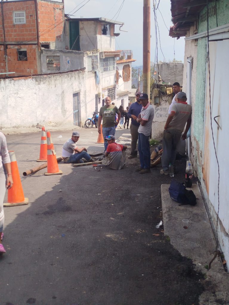 Fugas de agua en tres puntos de Los Teques