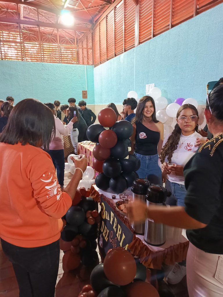 Colegio El Carmen vuelve a llenarse de café