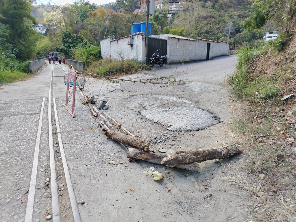 Vecinos y transportistas tapan huecos en Barrio Miranda