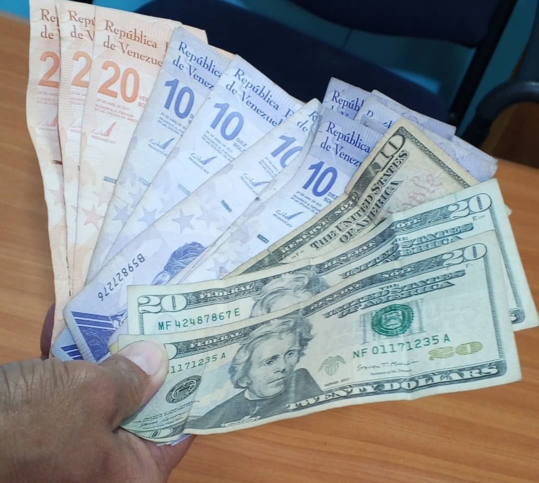 El bolívar cae ante el dólar