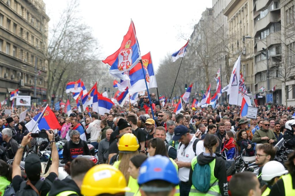 Cientos de ciudadanos en Serbia protestan contra el gobierno