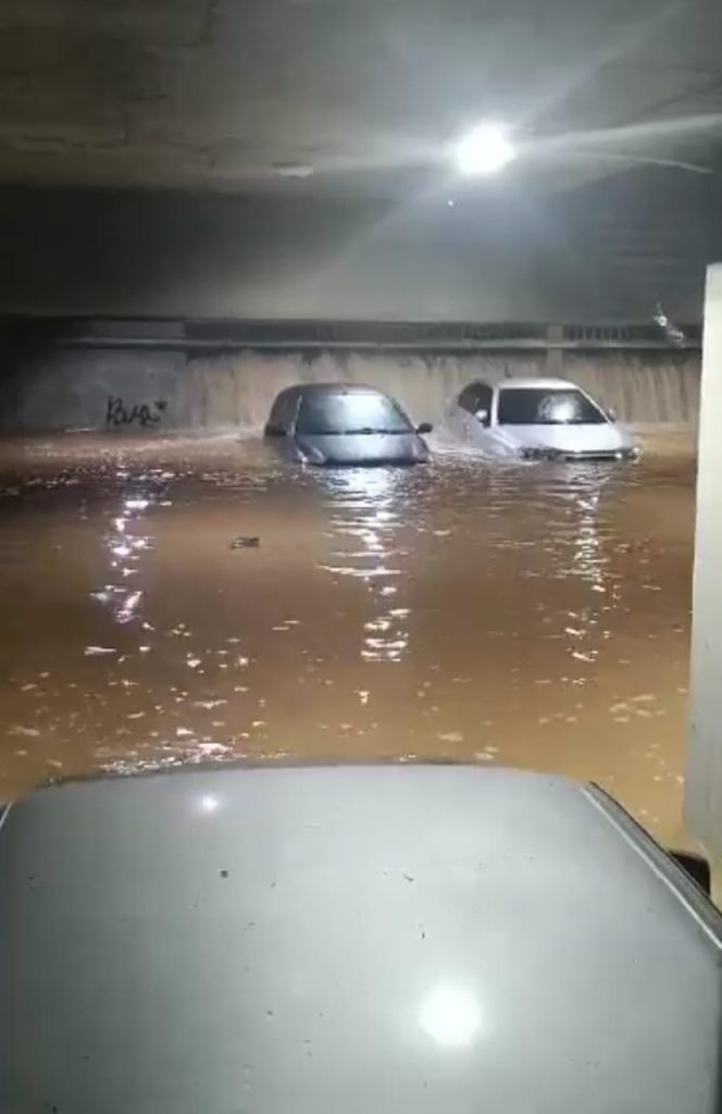 Inundado estacionamiento de residencias Los Altos