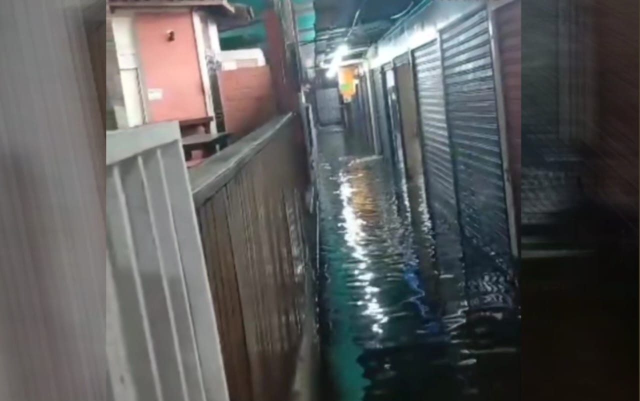 Inundación en el Mercado tras sorpresivo aguacero este 18-M